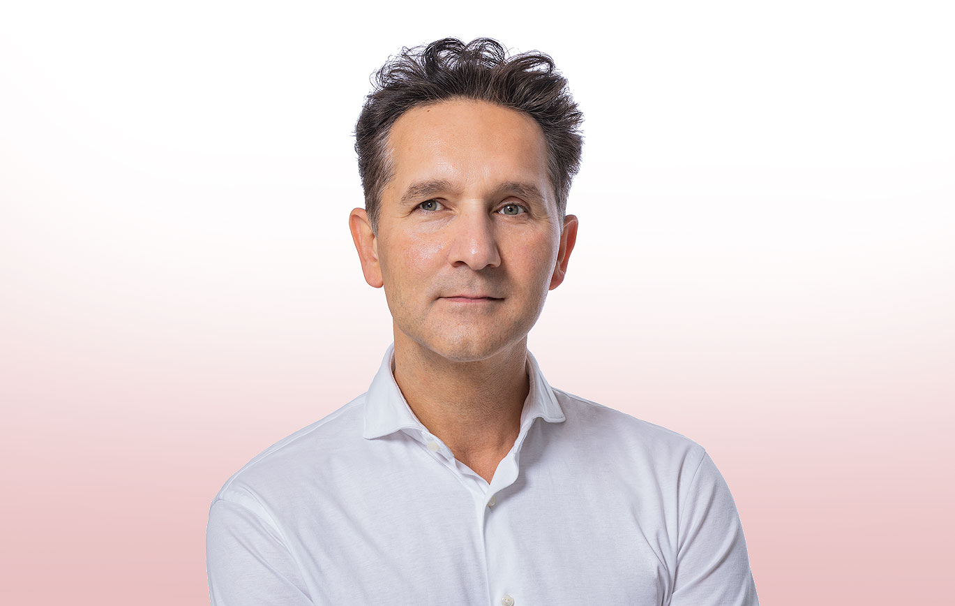 Dr. med. Engin Osmanoglou in der Praxis am Schlachtensee